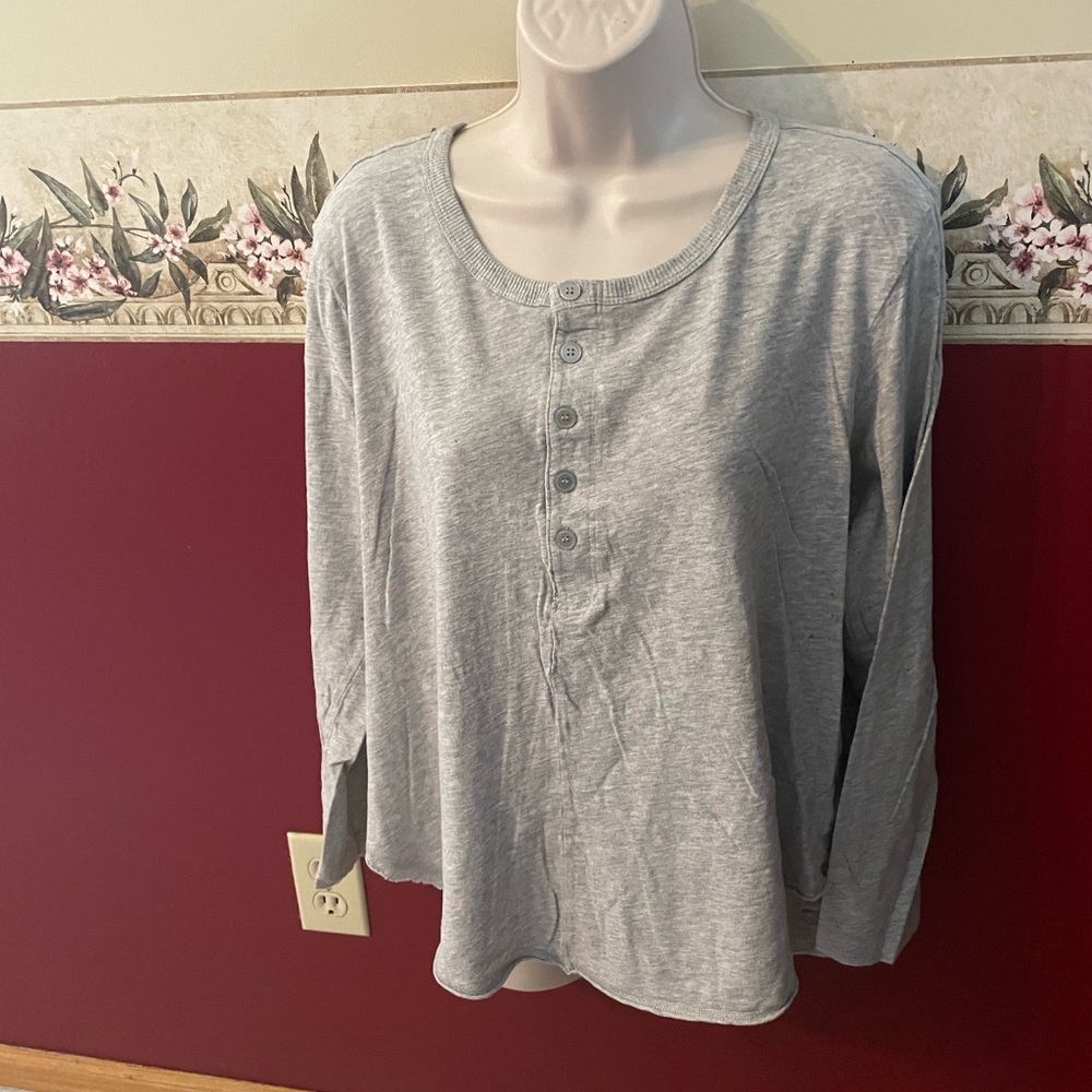 Time and Tru Heather Gray Long Sleeve Henley Top